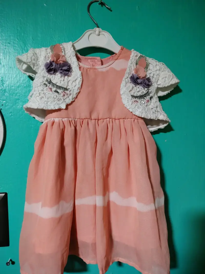 Vestido de niña con encaje y flores decorativas - 1