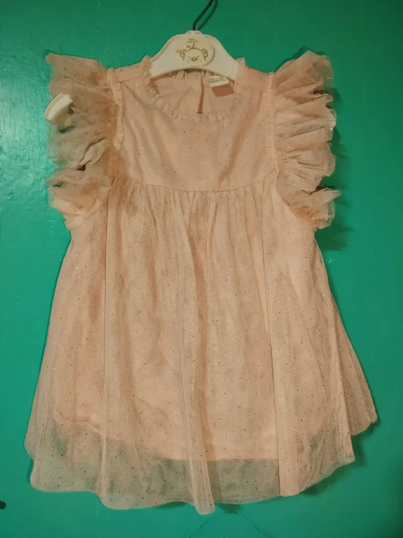 Vestido de niña con encaje y flores decorativas - 2
