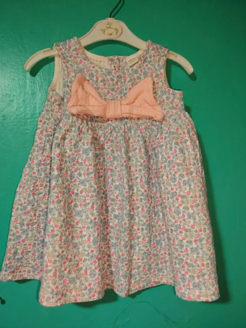 Vestido de niña con encaje y flores decorativas - 3