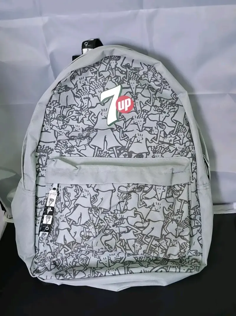 Mochila 7up gris con diseño estampado - 3
