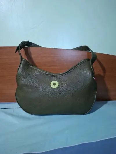 Cartera verde oliva con detalle metálico - miniatura 1