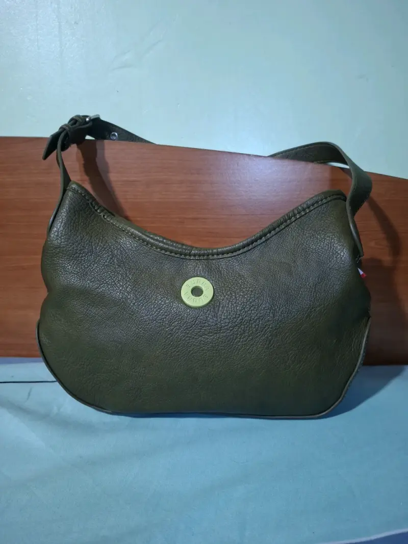Cartera verde oliva con detalle metálico - 2