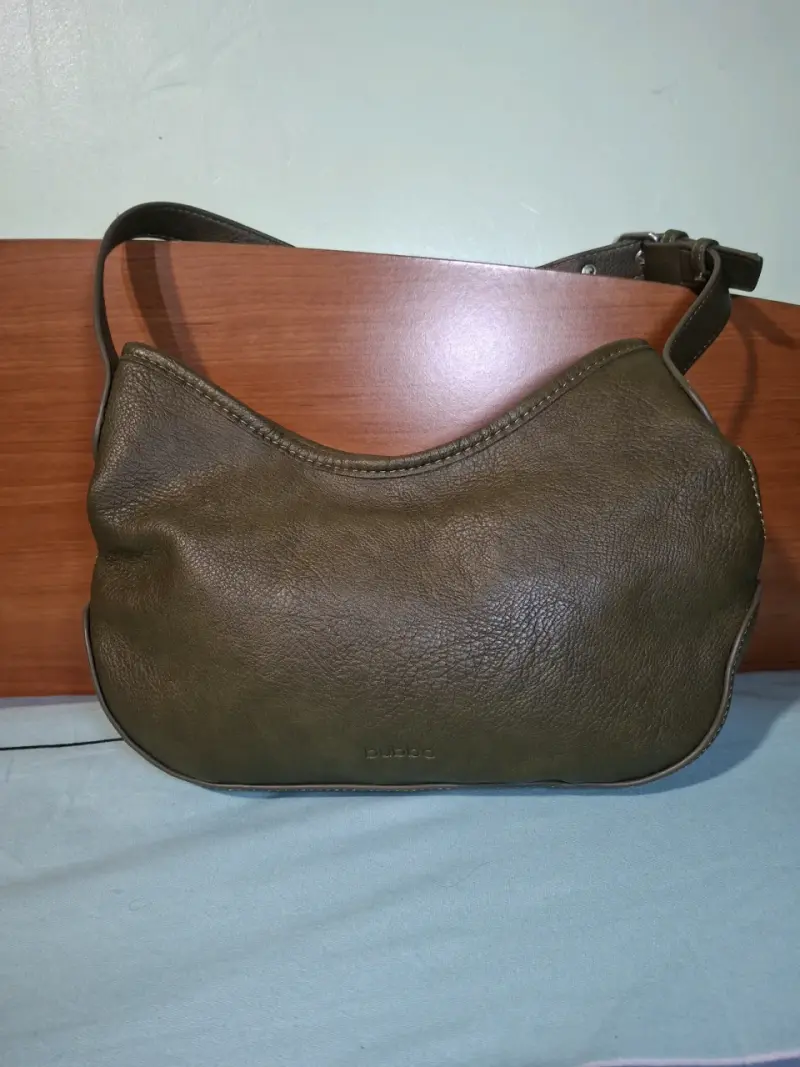 Cartera verde oliva con detalle metálico - 3