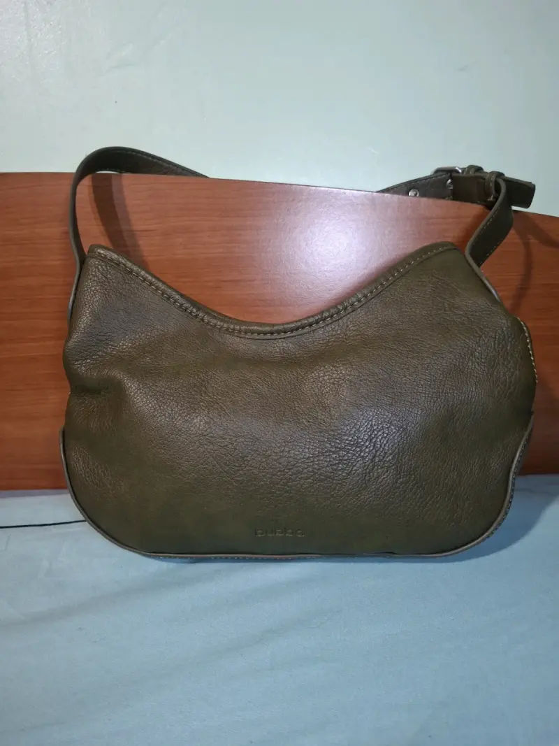 Cartera verde oliva con detalle metálico - 4