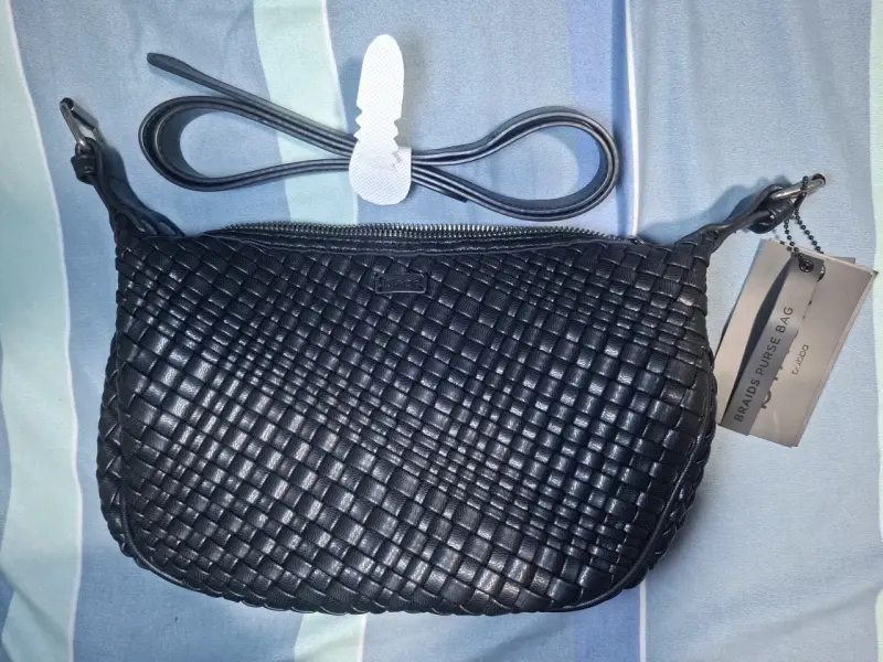 Cartera negra trenzada de cuero sintético - 1
