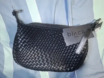 Cartera negra trenzada de cuero sintético - miniatura 2
