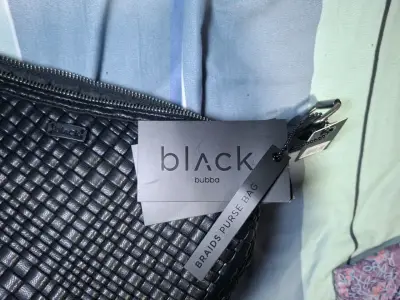 Cartera negra trenzada de cuero sintético - miniatura 3