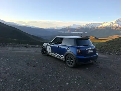Mini Cooper azul con diseño deportivo - miniatura 1