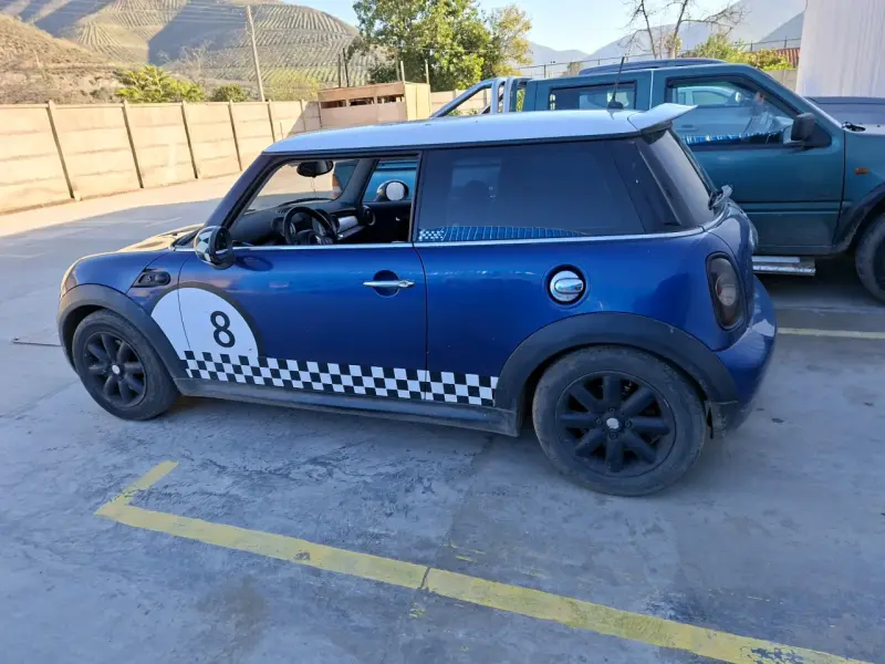 Mini Cooper azul con diseño deportivo - 2