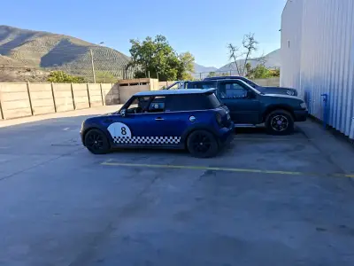 Mini Cooper azul con diseño deportivo - miniatura 4