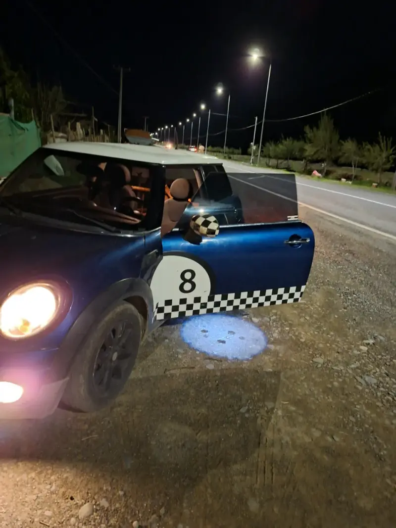 Mini Cooper azul con diseño deportivo - 5