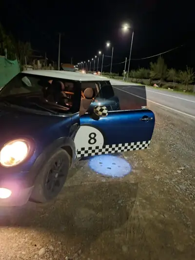 Mini Cooper azul con diseño deportivo - miniatura 5