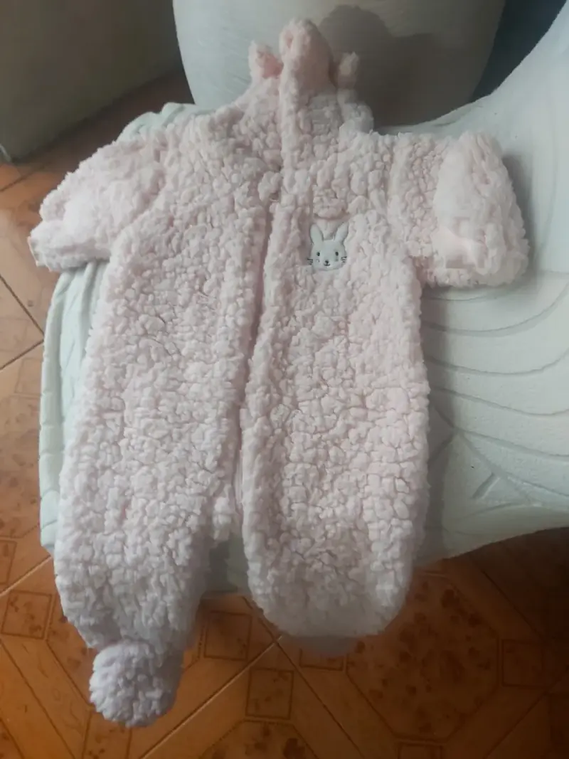Enterito de bebé rosado con diseño de conejo