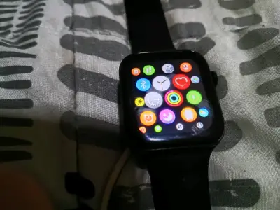 Smartwatch negro con pantalla táctil - miniatura 1