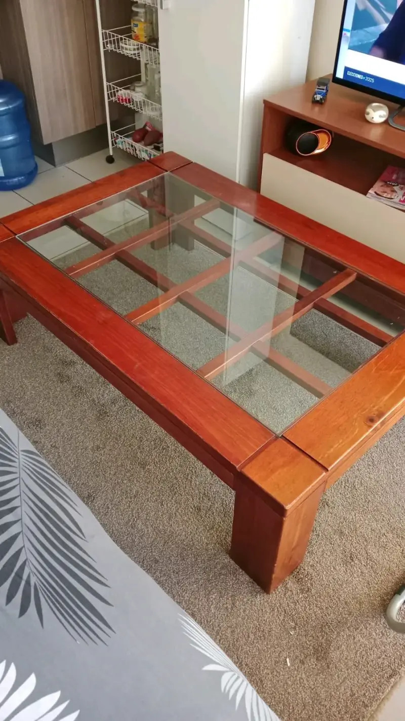 Mesa de centro de madera y vidrio