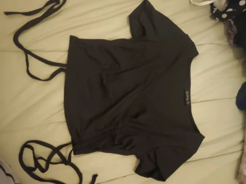 Polera negra con doble ajustable