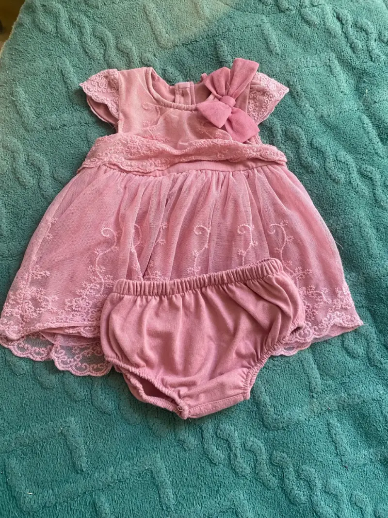 Vestido de bebé rosa con encaje y lazo