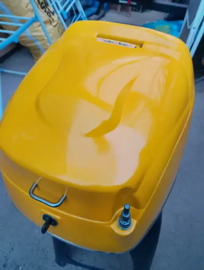 Baúl trasero para moto amarillo con accesorios - miniatura 1