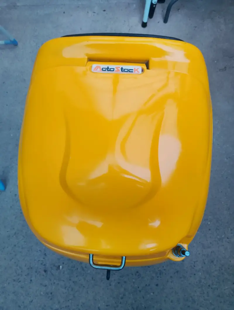 Baúl trasero para moto amarillo con accesorios - 2