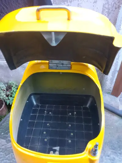Baúl trasero para moto amarillo con accesorios - miniatura 3