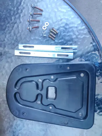 Baúl trasero para moto amarillo con accesorios - miniatura 4
