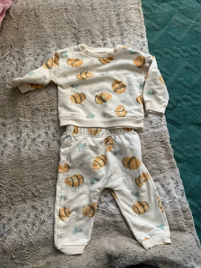 Conjunto de ropa infantil con estampado de abejas - 1