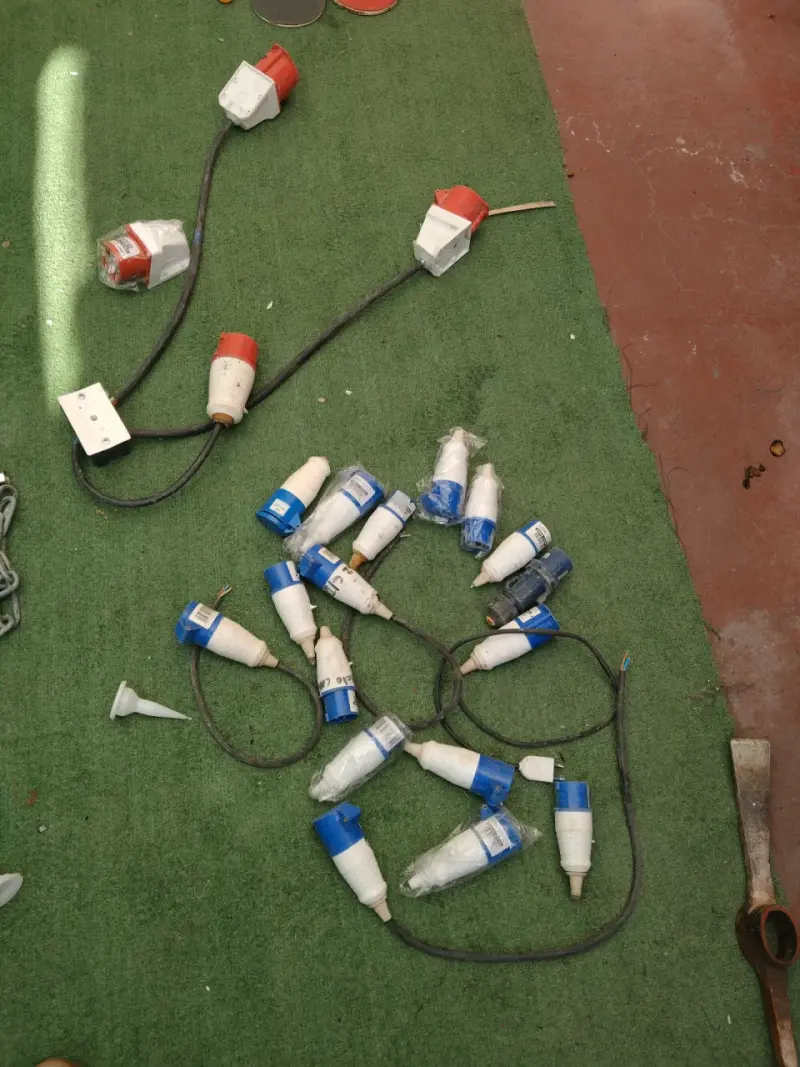 Conectores industriales eléctricos usados