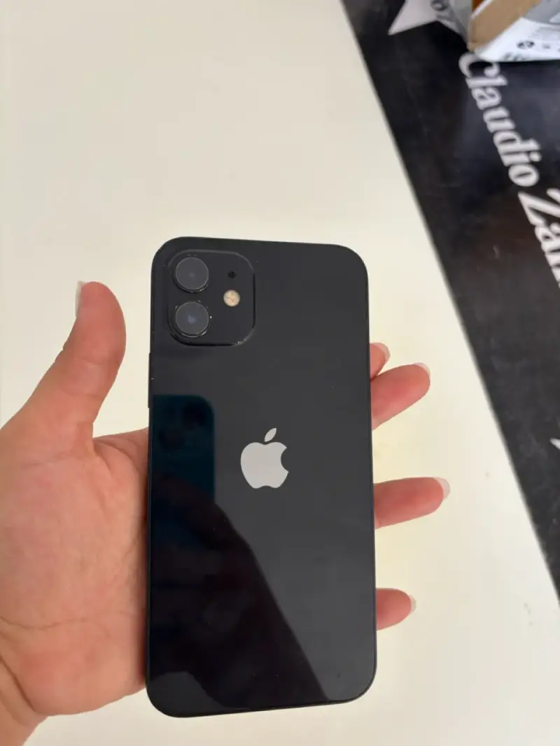 iPhone 12 negro en buen estado - 2