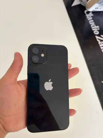 iPhone 12 negro en buen estado - miniatura 2