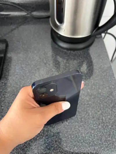iPhone 12 negro en buen estado - miniatura 6