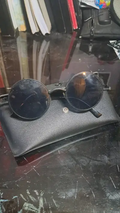 Gafas de Sol Negras con Estuche Saturday - miniatura 2