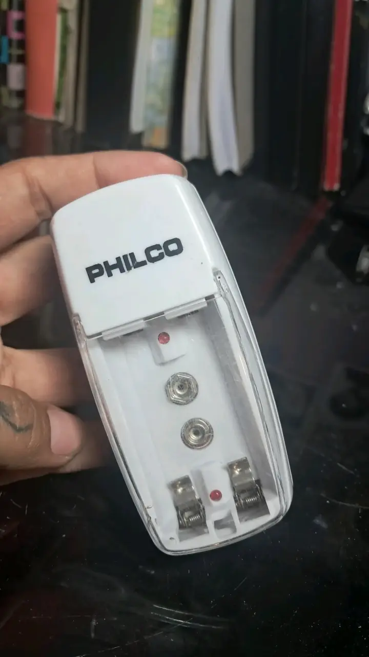 Cargador de pilas Philco compacto - 1