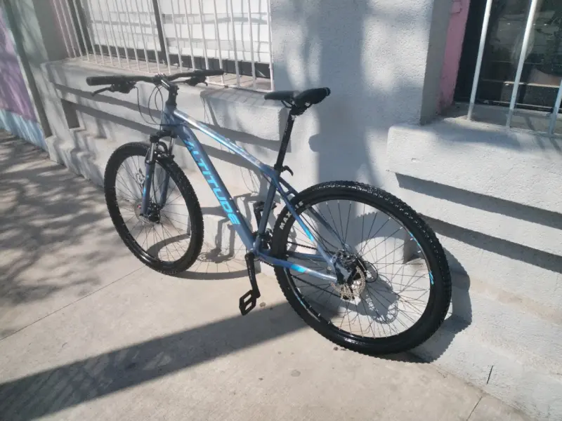 Bicicleta montaña Altitude azul con frenos de disco - 1