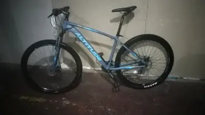 Bicicleta montaña Altitude azul con frenos de disco - miniatura 2