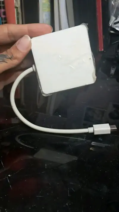 Adaptador USB-C a VGA y DVI blanco - miniatura 1