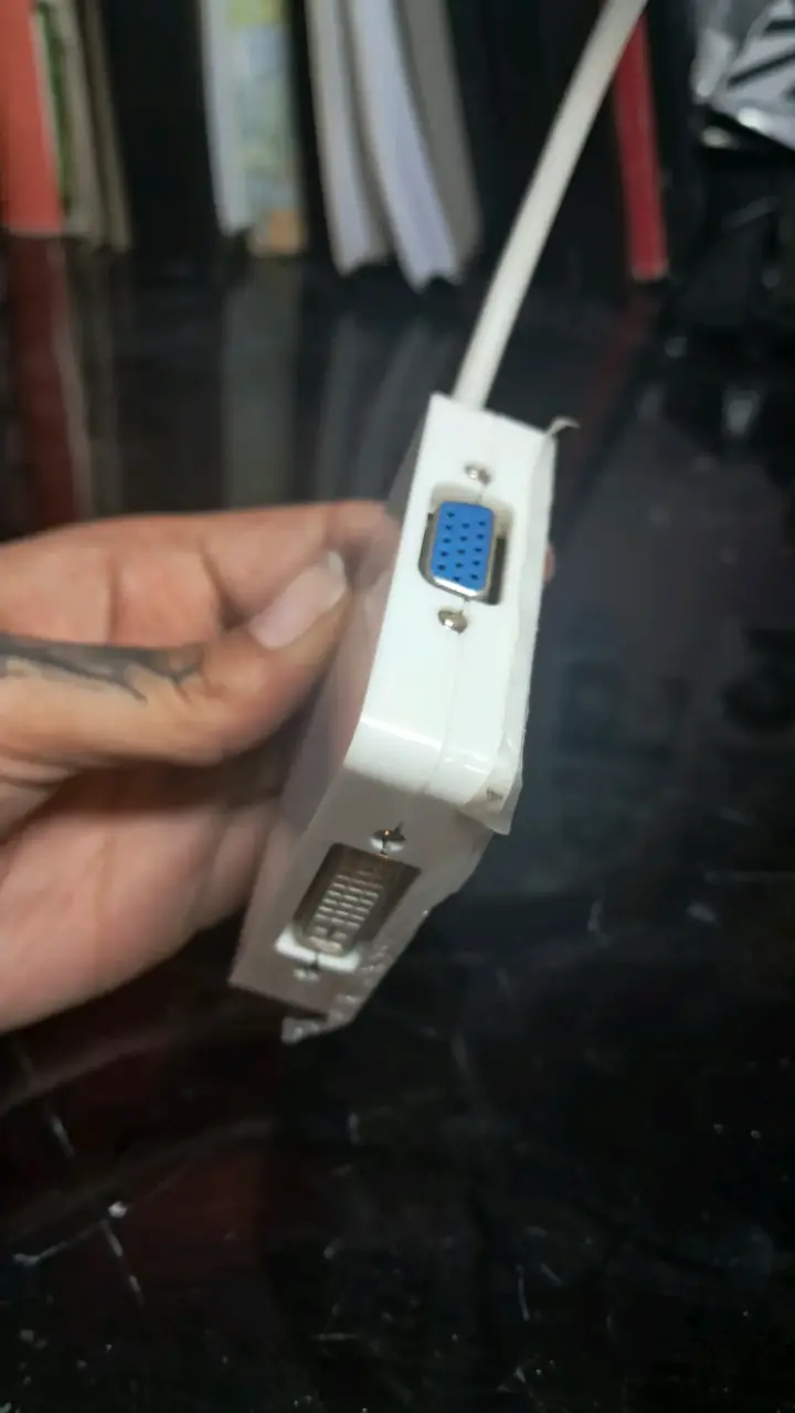 Adaptador USB-C a VGA y DVI blanco - 2