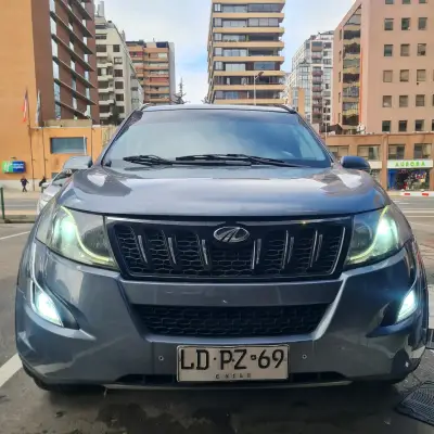 SUV Mahindra XUV500 gris en buen estado - miniatura 1