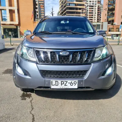 SUV Mahindra XUV500 gris en buen estado - miniatura 2