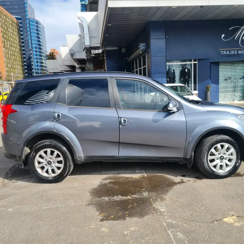 SUV Mahindra XUV500 gris en buen estado - 3
