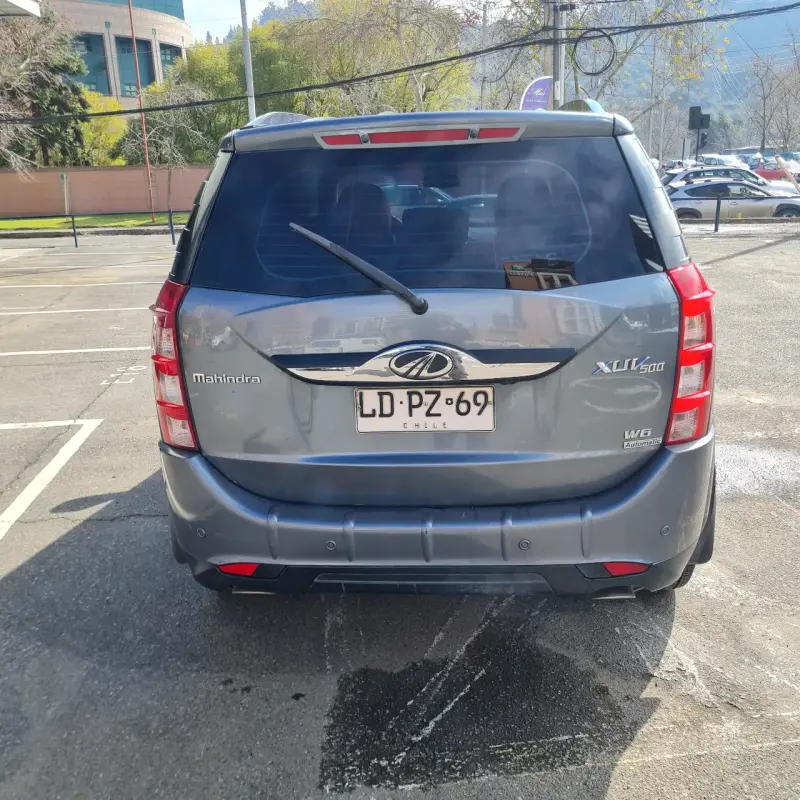 SUV Mahindra XUV500 gris en buen estado - 4