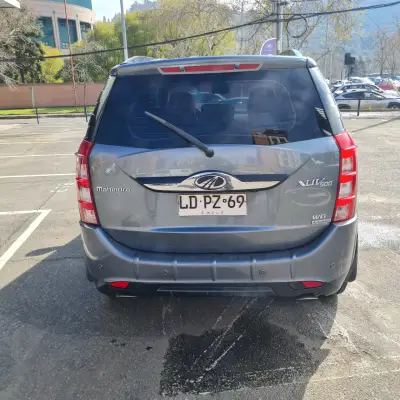 SUV Mahindra XUV500 gris en buen estado - miniatura 4