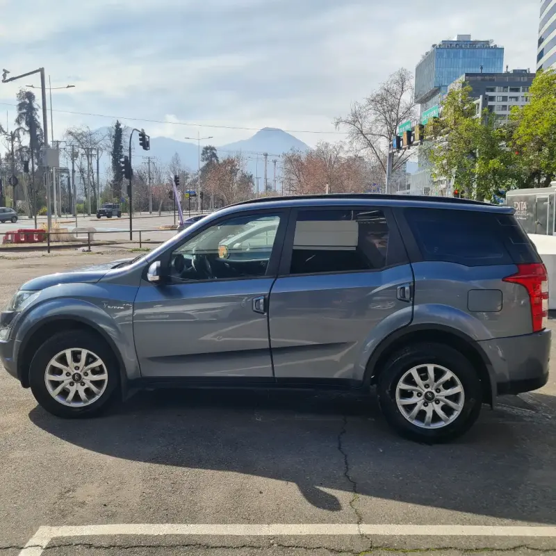 SUV Mahindra XUV500 gris en buen estado - 5
