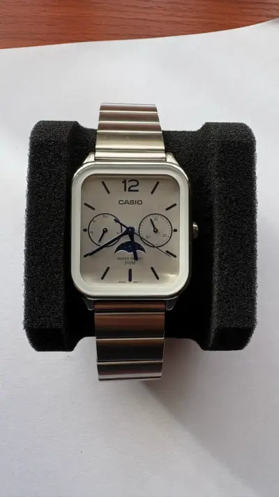 Reloj Casio de acero inoxidable resistente al agua - miniatura 1