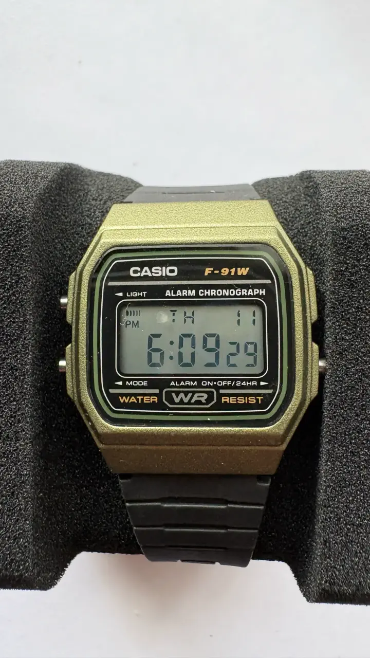 Reloj digital Casio F-91W resistente al agua - 1
