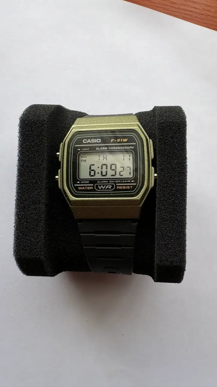 Reloj digital Casio F-91W resistente al agua - 2