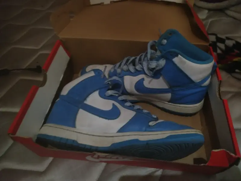 Zapatillas Nike azules y blancas