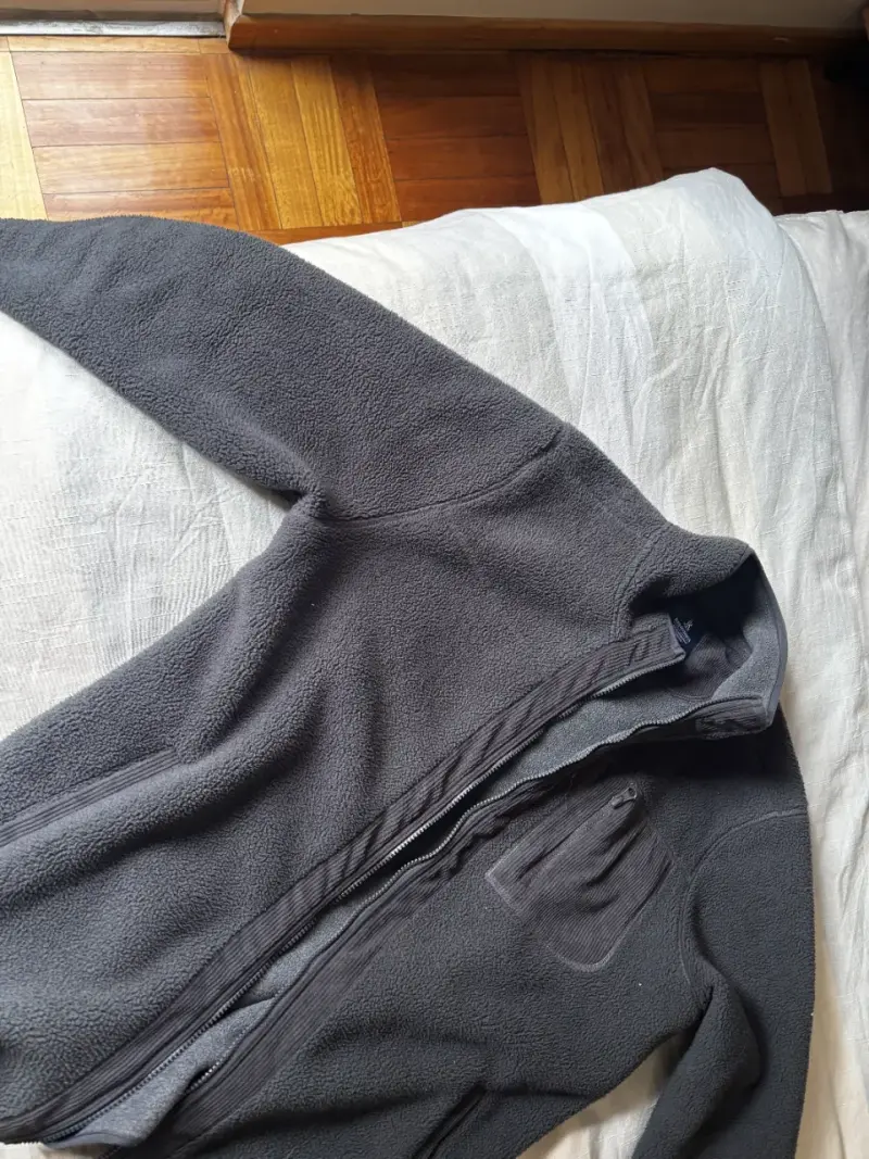 Chaqueta polar gris con cierre