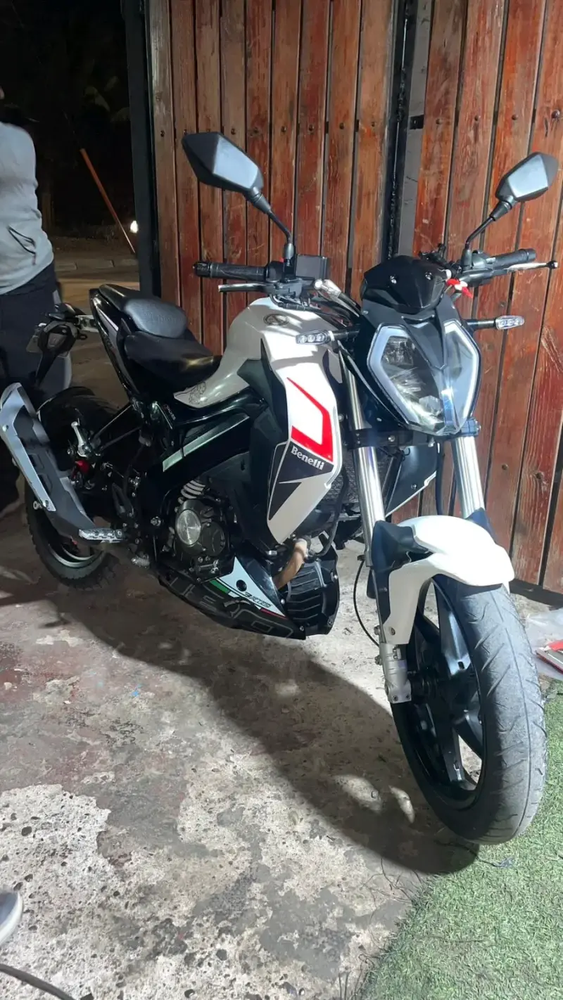 Moto Benelli TNT 150 blanca y negra en buen estado