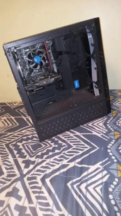 Gabinete de PC con ventiladores y tarjeta gráfica - miniatura 1