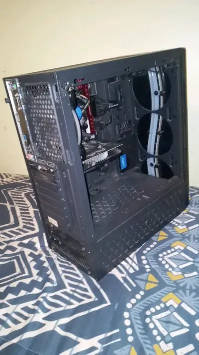 Gabinete de PC con ventiladores y tarjeta gráfica - miniatura 2